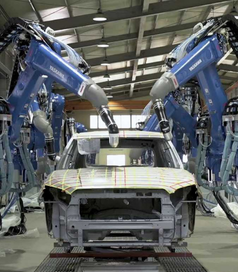 Foto de robótica industrial, mostrando robôs automatizados em operação, tecnologia avançada e inovação em processos de produção e automação.
